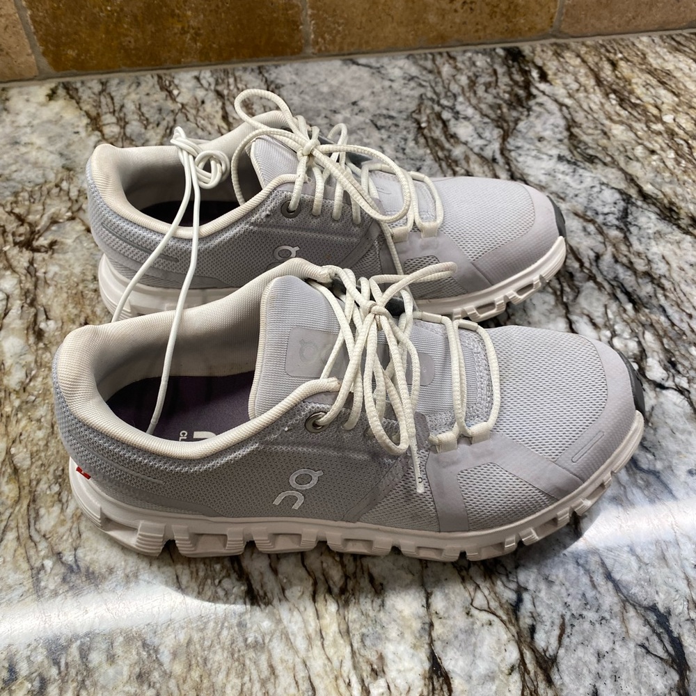 On cloud 6 Running. White and Gray Sneakers women’s 6